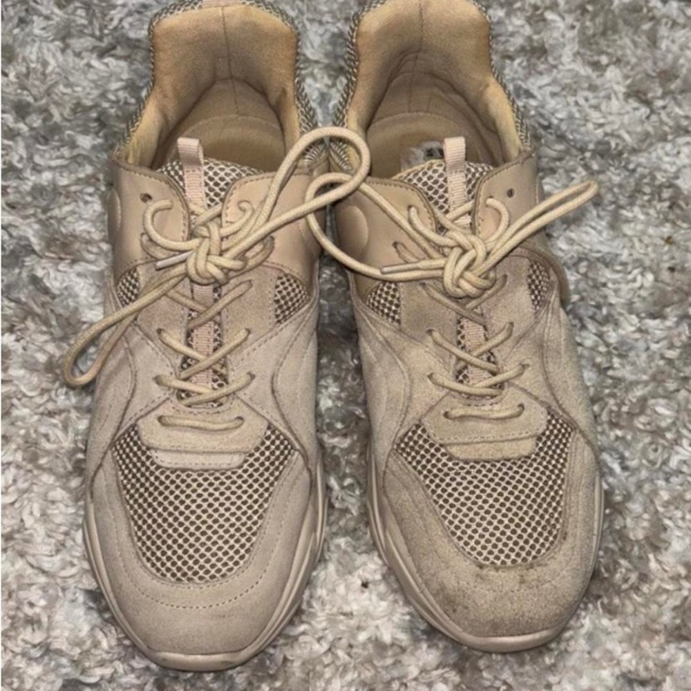 Women’s well worn Lightweight Mesh Trainer in Tan. Steve Madden shoes